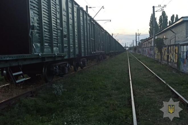 На Київщині рятують 14-річного хлопчика. Його вдарило струмом на вагоні потягу