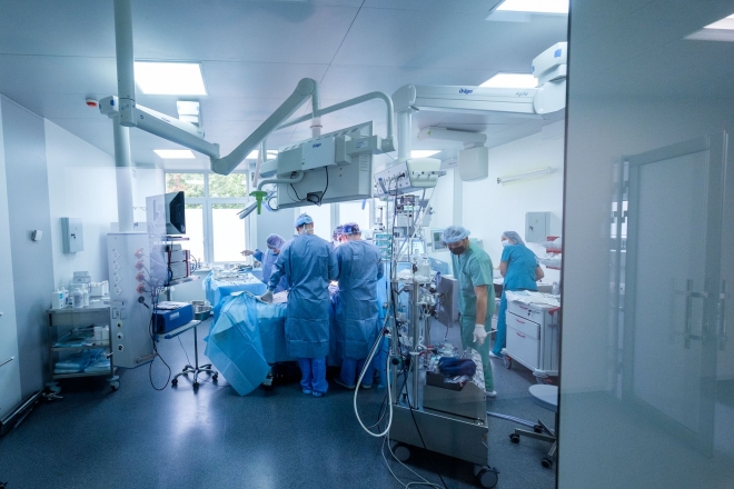 Пухлина вагою 4,5 кг. Українські лікарі провели унікальну операцію та протестують робота-хірурга