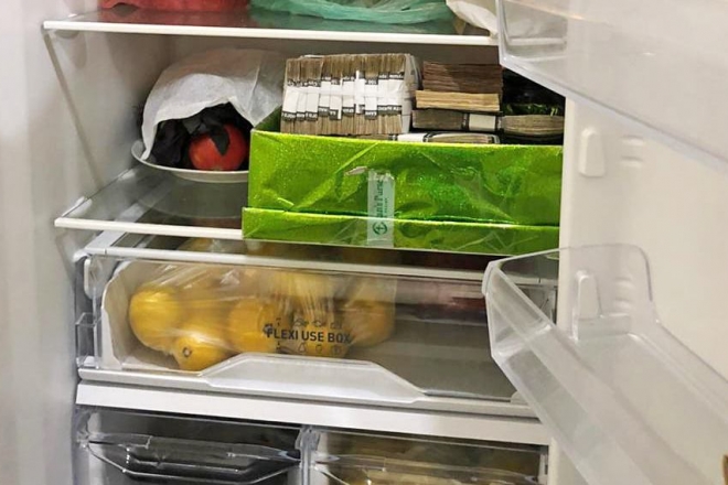 Мільйони біля лимонів. Корупціонери «Укрзалізниці» ховали гроші в холодильнику (ФОТО)
