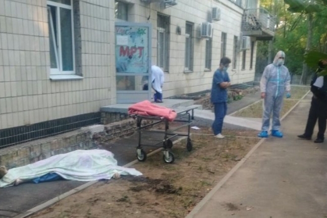 Другий день поспіль з вікна київської лікарні вистрибують люди (ФОТО)