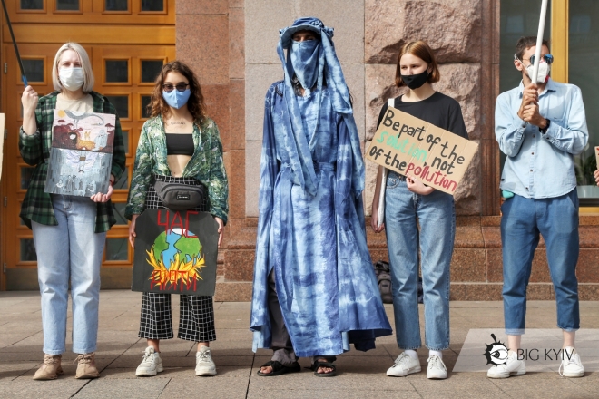 “Прохолоду для планети із сердець наших колишніх”. Глобальний страйк за клімат в Києві (ФОТО)