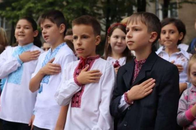 Суд просять скасувати рішення Київради про щоденне виконання гімну у школах