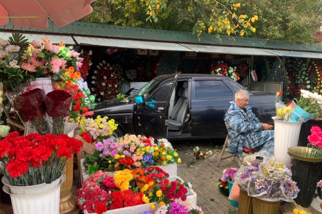 Біля Байкового кладовища автомобіль влетів у кіоски з квітами та вінками (ФОТО)