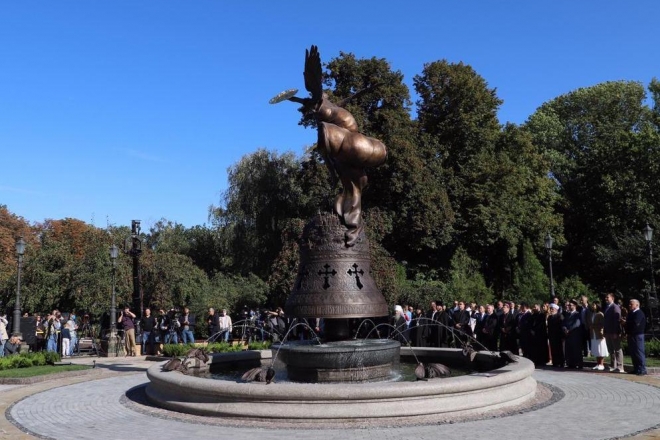 У Києві відкрили фонтан зі скульптурою Архистратига Михаїла (ПЕРШІ ФОТО)
