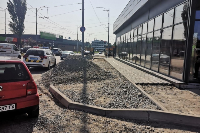 Приватна фірма у Києві розібрала тротуар та зробила парковку (ФОТО)
