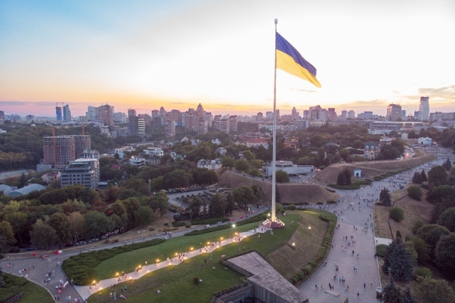 Вітер пошматував головний прапор України, встановлений у Києві