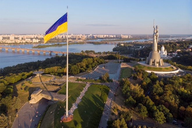 50% українців вважають прапор головним символом держави