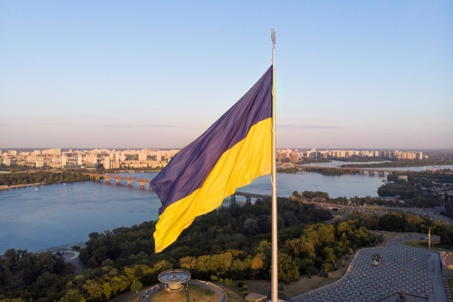 На київських схилах приспустили найбільший прапор – причина