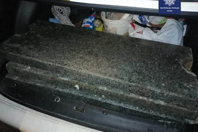 З підземного переходу у Києві викрали плити. Злодюжок знайшли в Ірпені