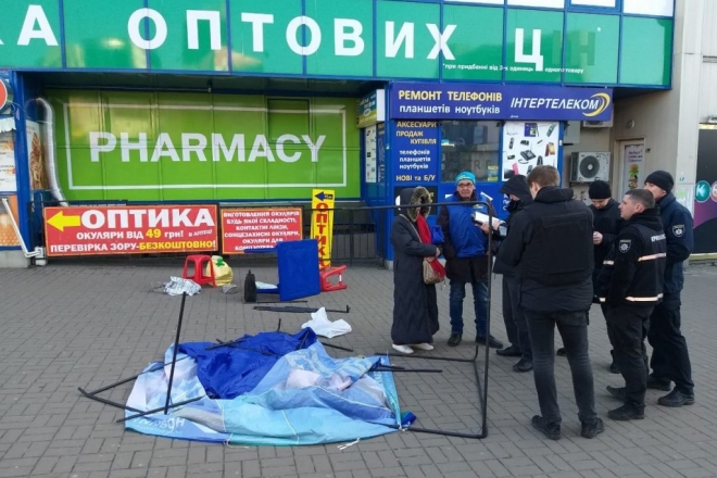 Різали намети і пирскали газом у лице: у Києві затримали нападників на агітаторів