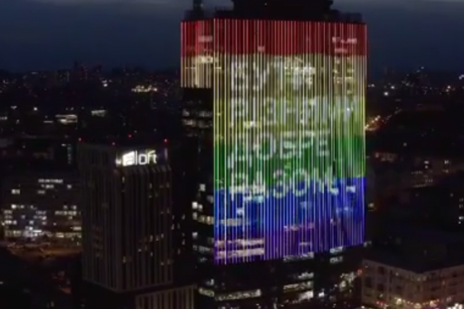ТРЦ “Гулівер” у нічну пору світиться прайд-прапором на всі 35 поверхів