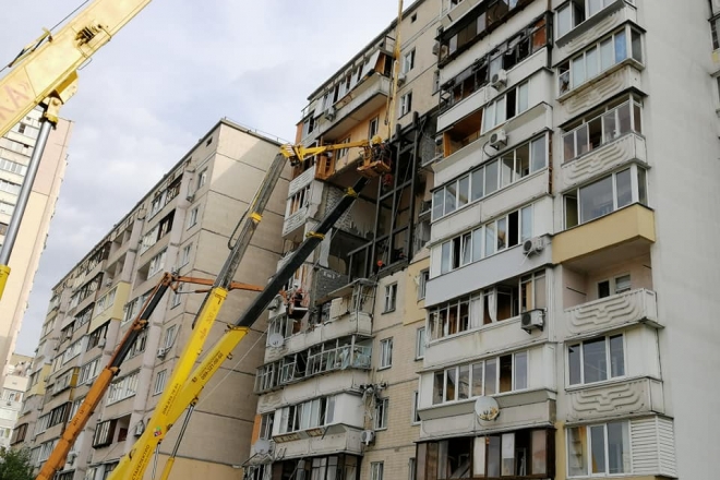 Будинок на Позняках укріпили: починається порятунок майна