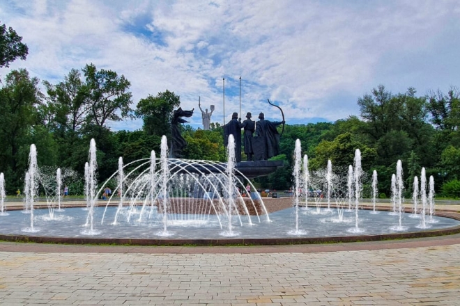 Біля пам’ятника засновникам Києва реконструюють фонтан. Він буде з підсвіткою та автокеруванням