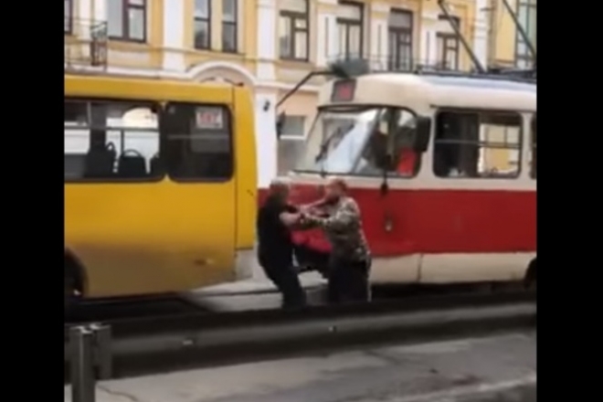 Відео дня. У Києві побилися водії маршрутки та трамвая
