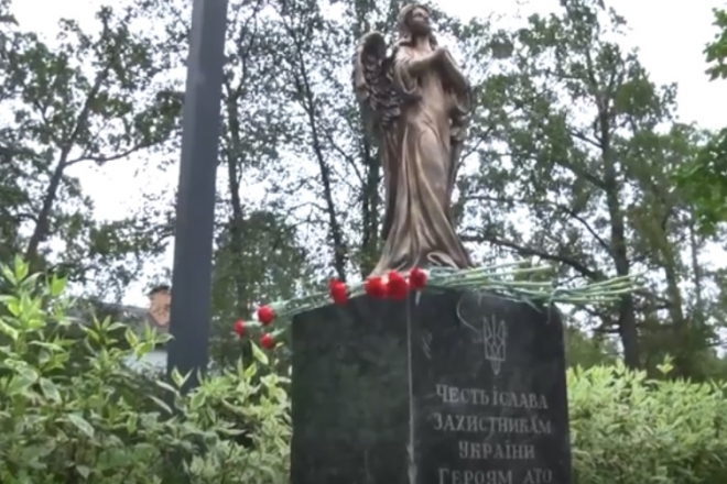 У Ворзелі відновили пам’ятник воїнам АТО, викинутий на смітник