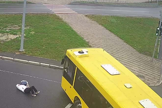 На вулиці Шептицького автобус збив жінку. Вона йшла на зелене світло (ВІДЕО)