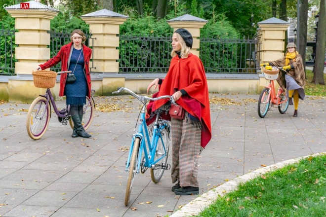В музей та театр на велосипеді: біля закладів культури облаштують велопарковки