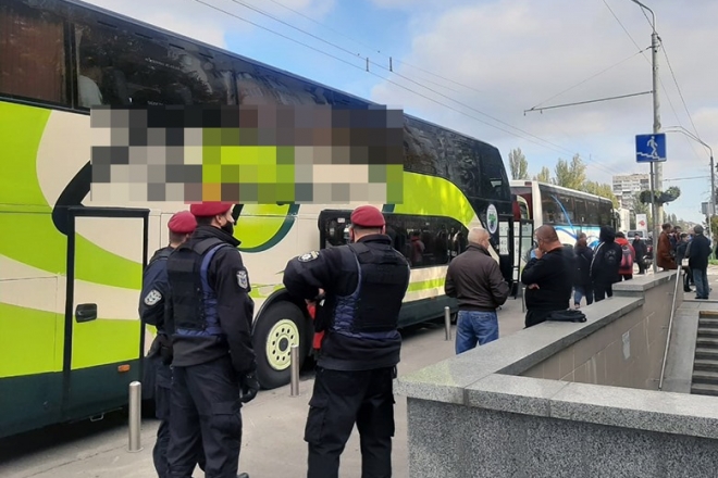 Обіцяли по 1000 грн. У Києві затримали два автобуси з людьми, які приїхали голосувати