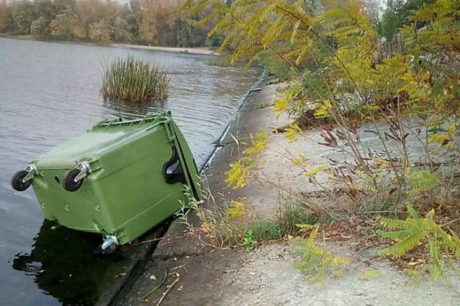 Сміттєві контейнери плавають у річці – на Русанівській набережній орудували вандали (ФОТО)