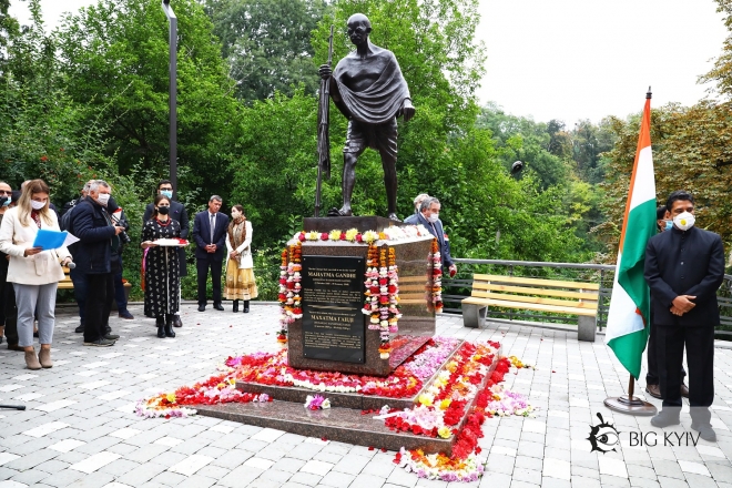 У Ботсаду відкрили пам’ятник Махатмі Ганді: перші фото