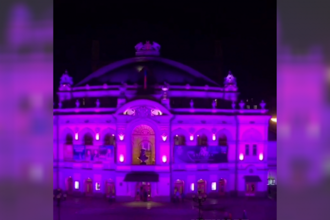 На повні груди. Київську оперу підсвітили в рожевий до Всеукраїнського дня боротьби з раком
