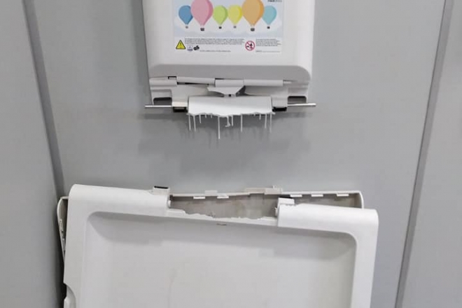 Вандали зламали пеленальний столик в інклюзивній вбиральні
