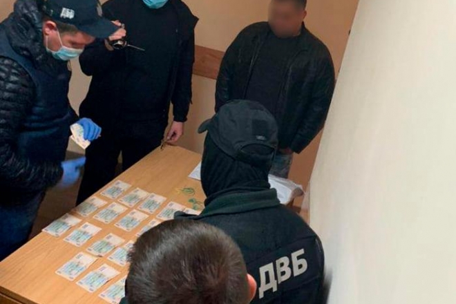 На Київщині затримали поліцейського, який вимагав хабар півмільйона гривень