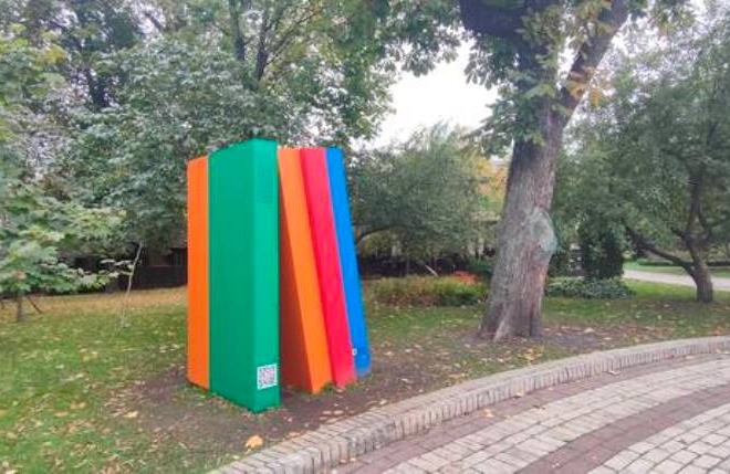У парку Шевченка з’явились величезні книжки з секретом (ФОТО)
