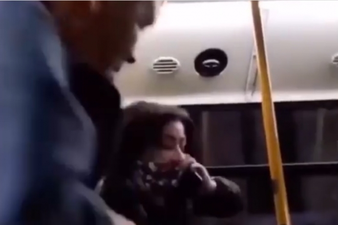 У Києві водій виштовхав з автобусу дівчину, яка хотіла розплатитися монетами (ВІДЕО)