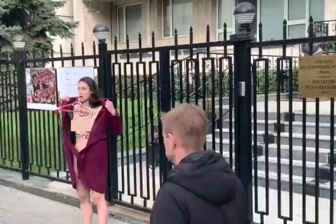 “Сестри, до зброї”. Активістка Femen роздяглася перед посольством Польщі (ВІДЕО)