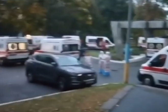 Відео дня. Черга до київської лікарні №9 – більше десятка карет швидкої