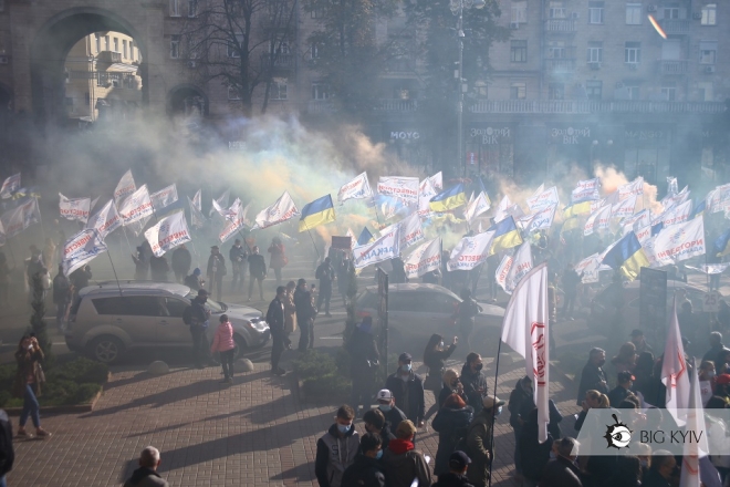 “Винних за грати – житло добудувати”. Інвестори “Аркади” заблокували рух у центрі Києва
