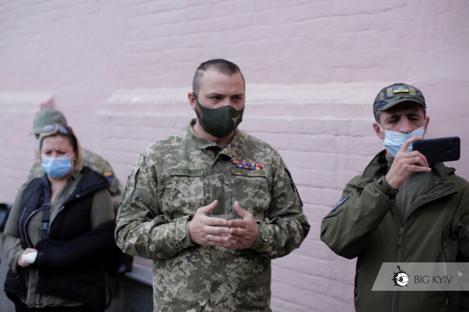 “Своїх не кидаємо”. До поліції прийшли побратими побитого в центрі Києва ветерана АТО (ФОТО)