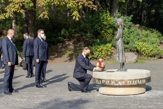 Президент Польщі у Києві вшанував пам'ять жертв Голодомору (ФОТО)