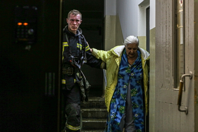 Вночі з палаючої 12-поверхівки на Дегтярівській евакуювали людей. Є загиблий
