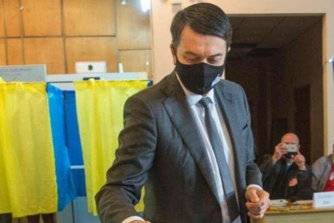 Голова ВР Дмитро Разумков проголосував на виборах. Опитування не проходив