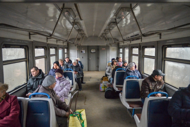 Пасажири приміської електрички висадили з потяга прихильницю “руського міра”