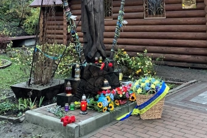 На місці загибелі активістів Майдану з’явились квіти від Зеленського і Шмигаля