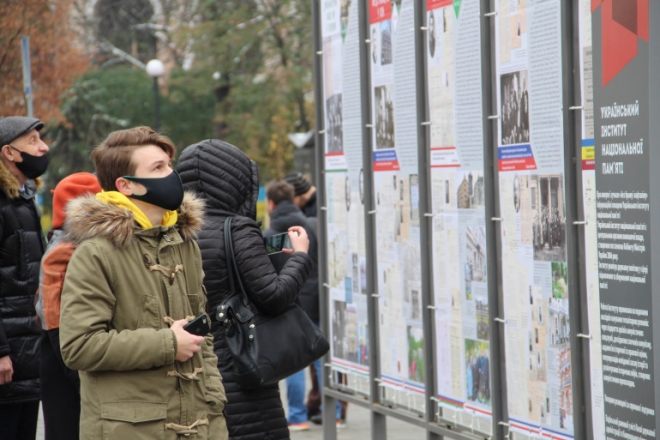 Батькам української дипломатії присвятили вуличну виставку. Відвідати її можна онлайн