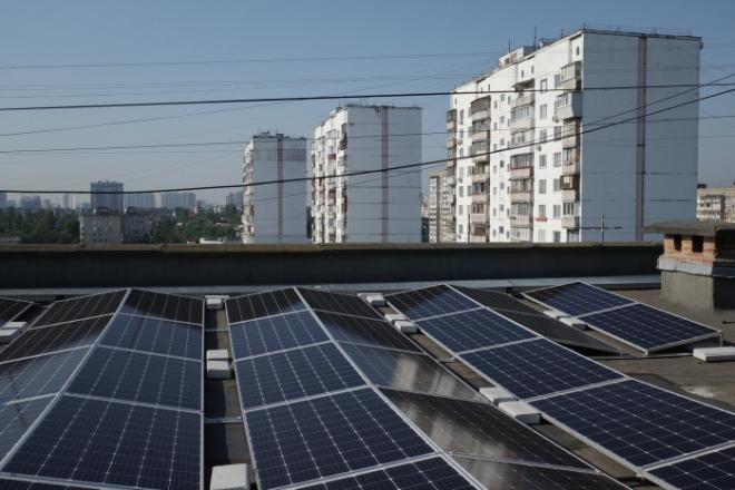 Перша сонячна електростанція на даху багатоповерхівки запрацювала у столиці