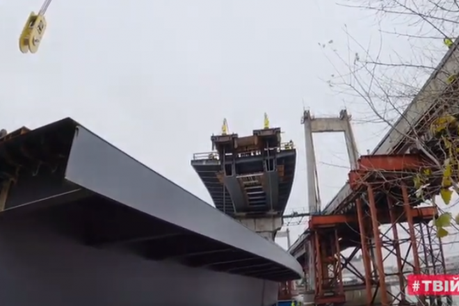 Будівництво Подільсько-Воскресенського мосту: супердомкрати встановили три 780-тонні прогони