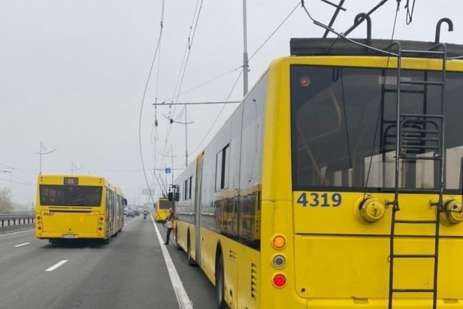 Тролейбуси № 29, 30, 31, 47 затримуються через обрив мережі