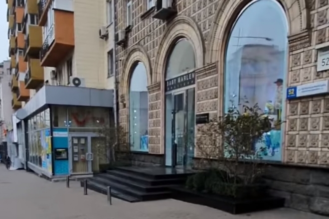 Відео дня “В пошуках смітника”: у центрі Києва зникли всі урни