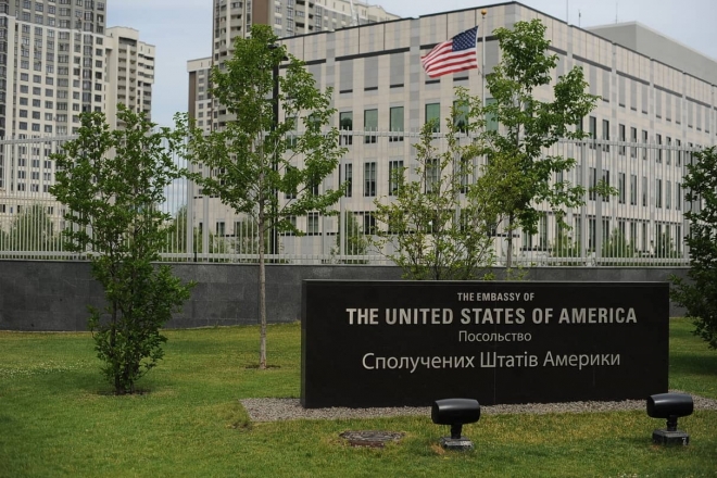 Через COVID-19 посольство США призупиняє прийом громадян