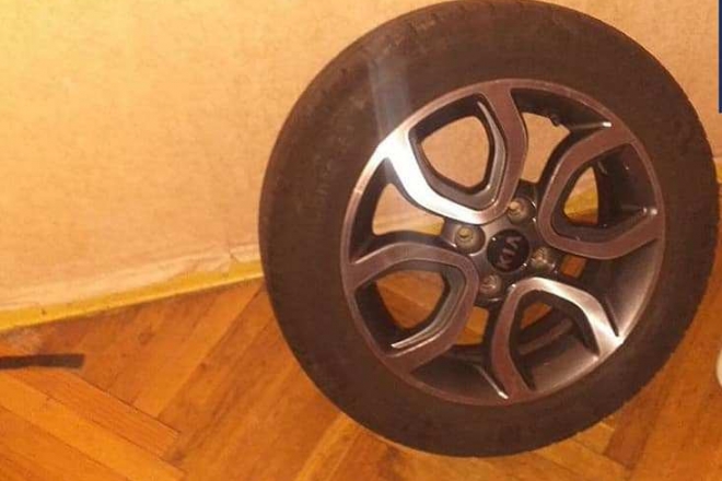 У Києві батько здав поліції сина, який знімав колеса з чужих авто (ФОТО)