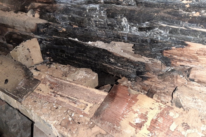 На Київщині намагались підпалити старовинну дерев’яну дачу