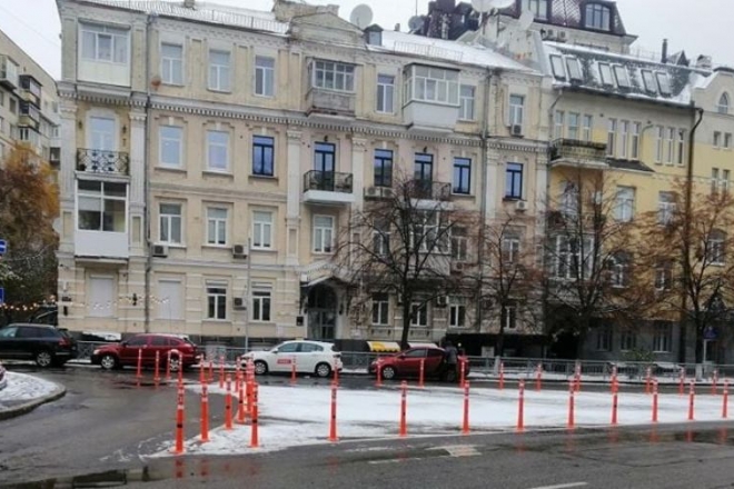 Острівець безпеки біля площі Слави захистили від паркування