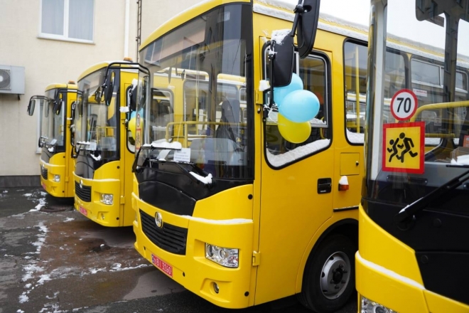 За знаннями з комфортом: шкільні автобуси отримали 9 закладів Київщини (ФОТО)