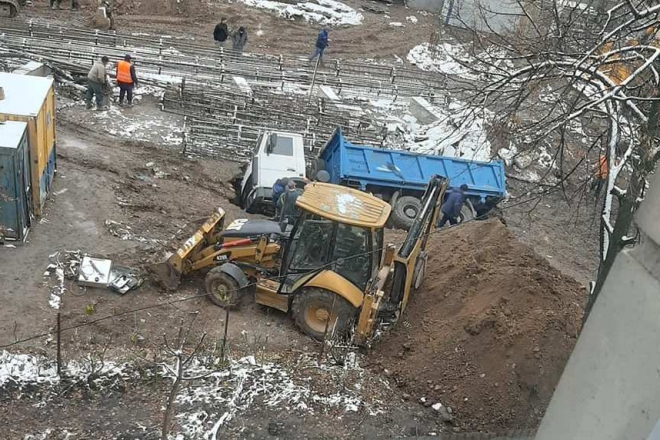 Скандальне будівництво в центрі Києва: у провалля перекинулася вантажівка (ФОТО)