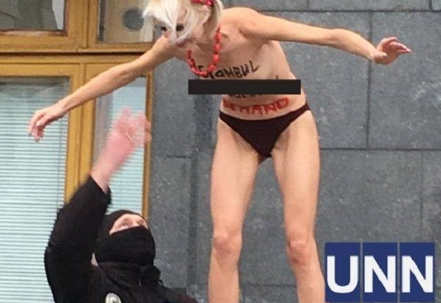 Фото дня. Оголена активістка Femen протестувала проти насилля під Офісом президента